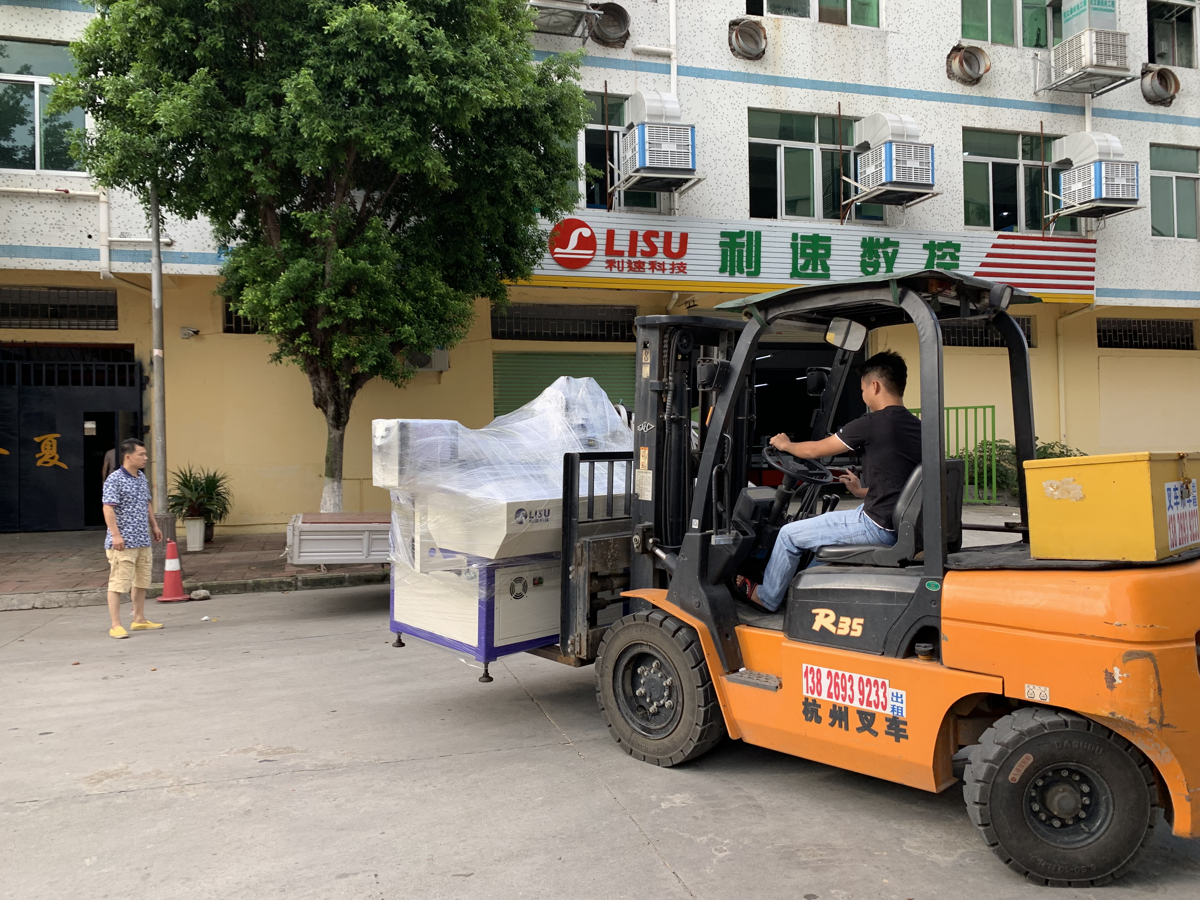 感謝來自佛山的客戶訂購一臺LS-1300G數(shù)控鉆孔攻牙